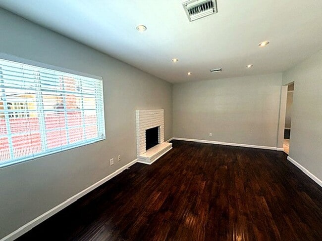 Foto del edificio - 316 W Walnut Ave