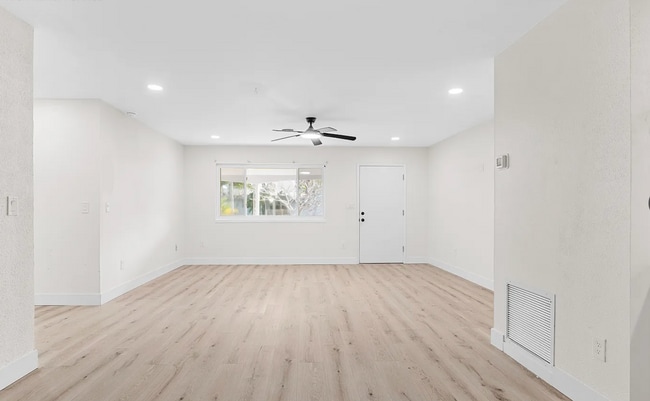 Building Photo - 420 Cinnamon Dr