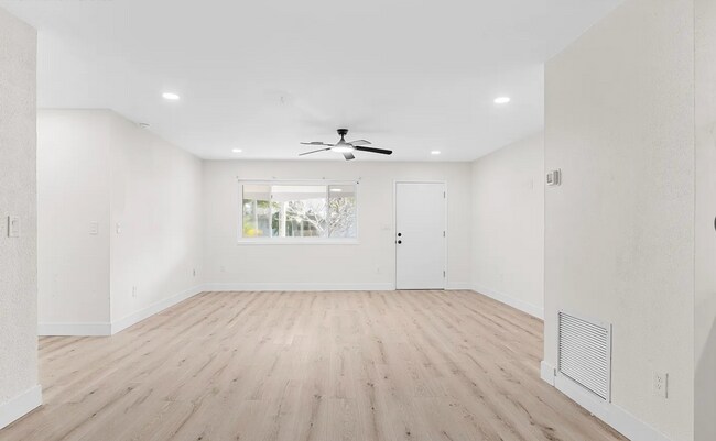 Foto del edificio - 420 Cinnamon Dr