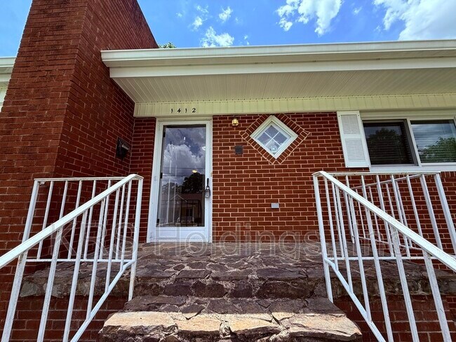 Foto del edificio - 1412 E Lane St