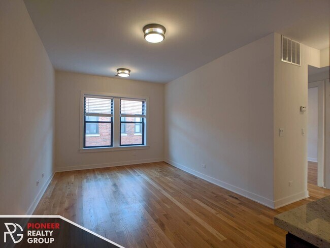 Foto del edificio - 2211 W Eastwood Ave