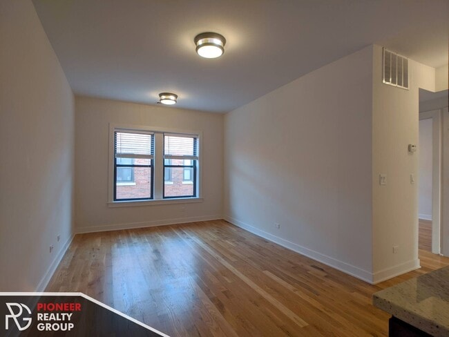 Building Photo - 2211 W Eastwood Ave