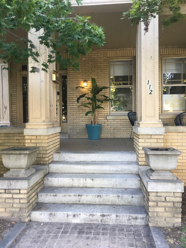 Foto del edificio - 112 N Arthur Ashe Blvd