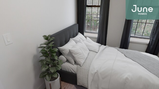 Building Photo - Queen room in 3-bed/1.5-bath Home