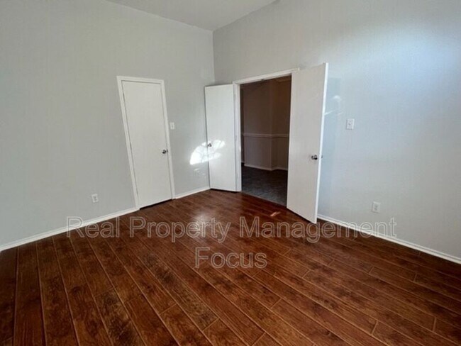 Foto del edificio - 1004 Trickham Dr