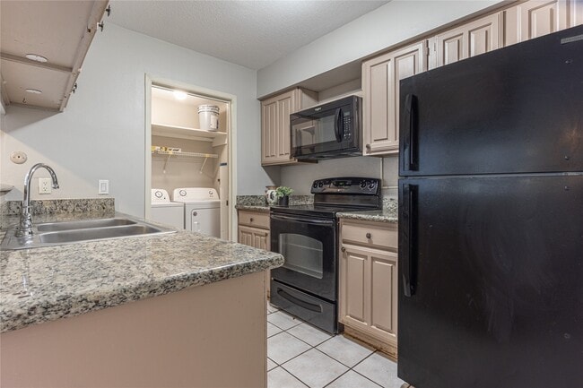 Building Photo - 8020 Braesmain Dr