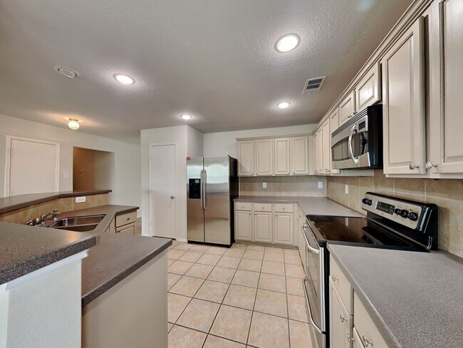 Building Photo - Beautiful Brick 2 story home MOVE IN READY!