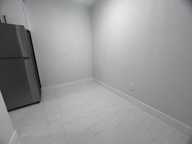 Photo du bâtiment - 166XX-1618A 18A Ave