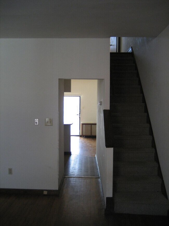 Building Photo - SPACIOUS BELLA VISTA TOWNHOUSE