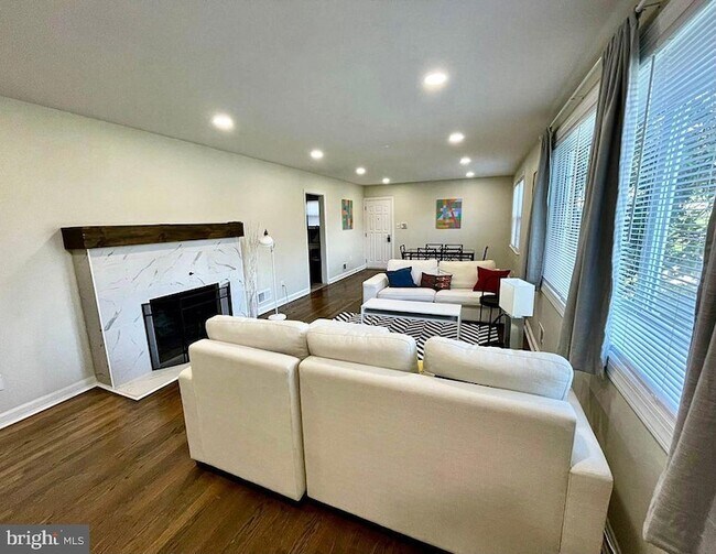 Foto del edificio - 5901 Middleton Ln