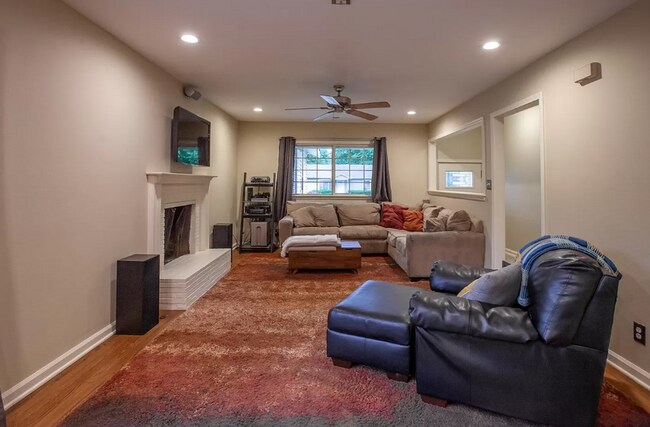 Building Photo - Charming 2 Bed, 1 Bath Home with Great Amenities