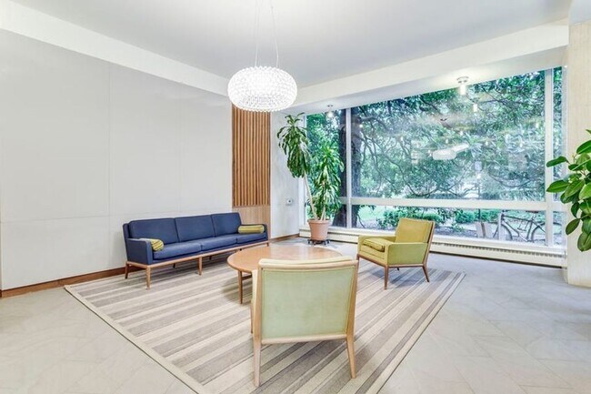 Foto del edificio - 4200 Cathedral Ave NW