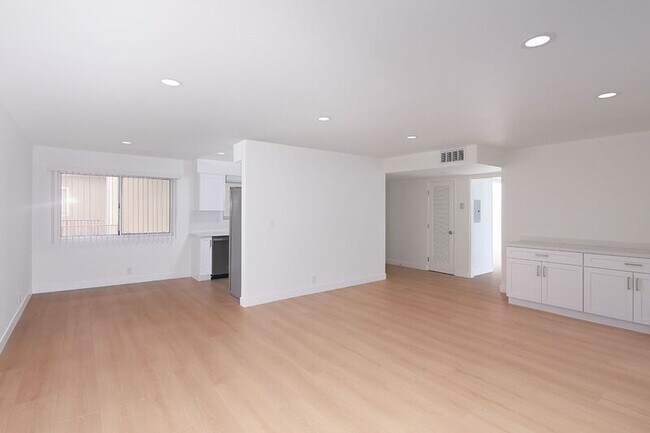 Foto del edificio - 3155 Montrose Ave