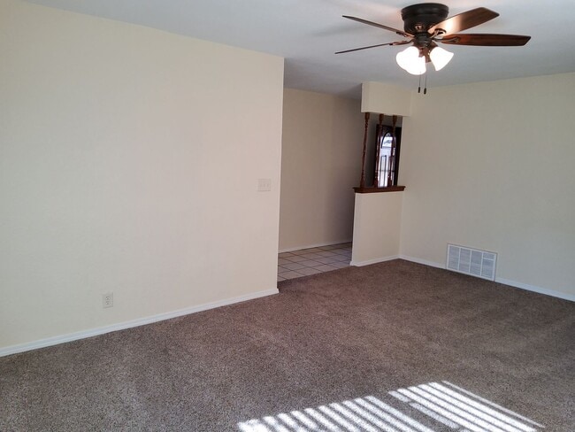 Building Photo - Enjoy living in Mustang!