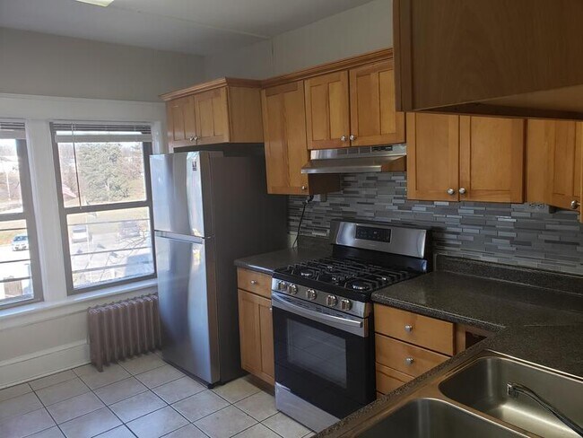 Building Photo - 2 Raymond Ave