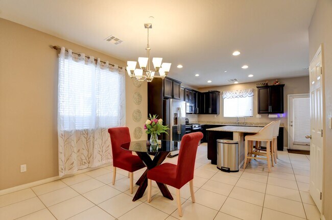 Foto del edificio - 4 bedroom home