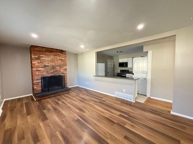 Building Photo - Charming 2BR Duplex Upper Unit in Aurora