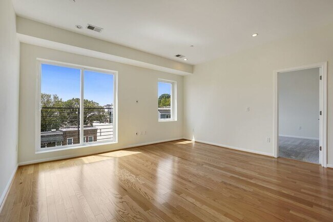 Foto del edificio - 329 Rhode Island Ave NE