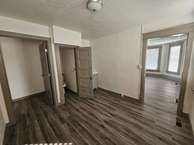 Building Photo - 203 6th Ave S