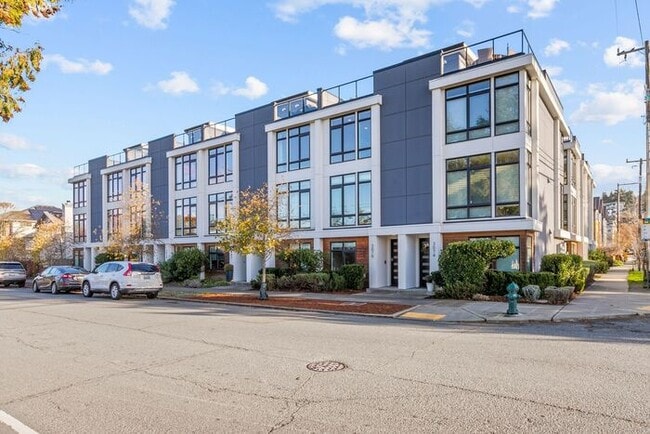 Foto del edificio - Stunning AIR CONDITIONED Alki Townhome w/ Rooftop Ocean View
