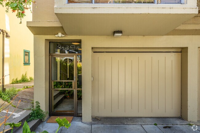 Entrance - 439 Greenwich St