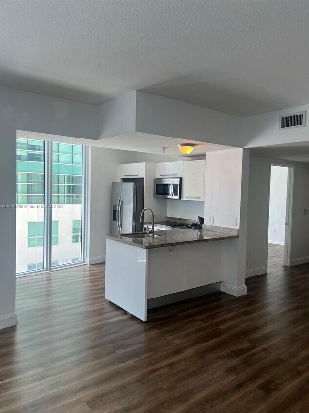 Foto principal - 185 SW 7th St