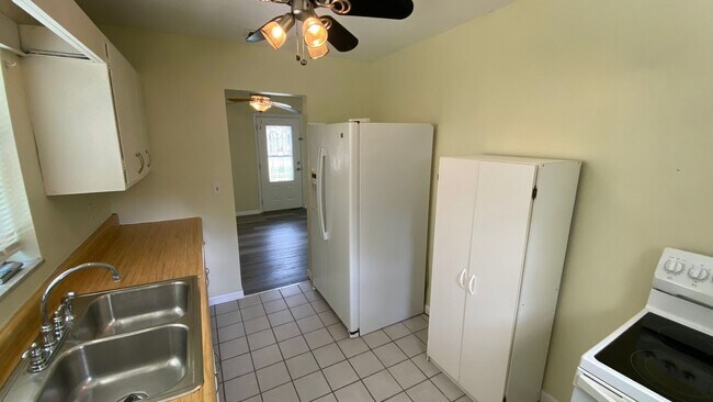 Building Photo - Single Family 3 Bedroom, 1 Bath Deltona Home!