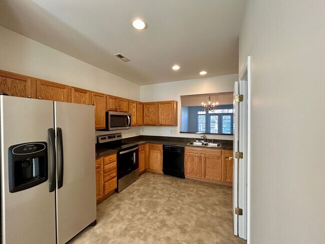 Foto del edificio - Charming 1st floor primary BR Townhome in ...