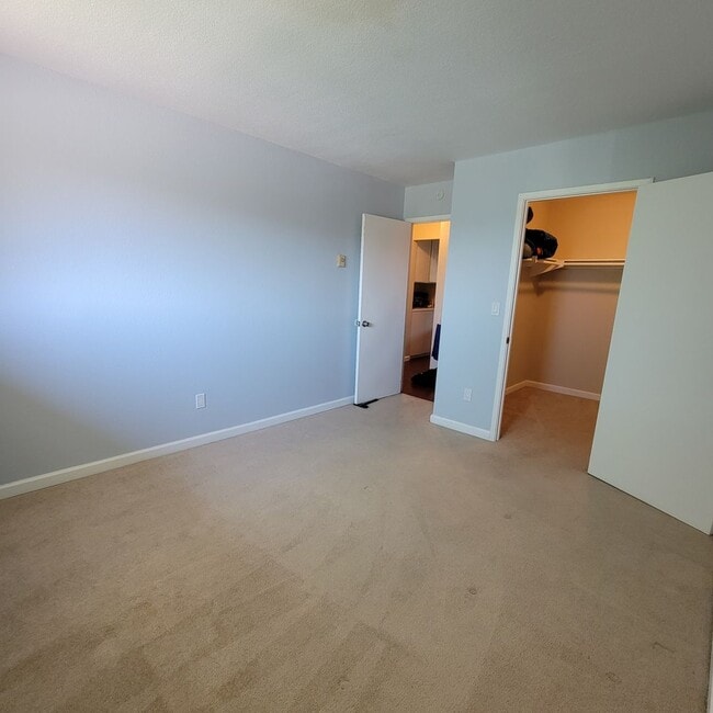 Building Photo - Spacious 2 bedroom 1 bathroom Condo with L...