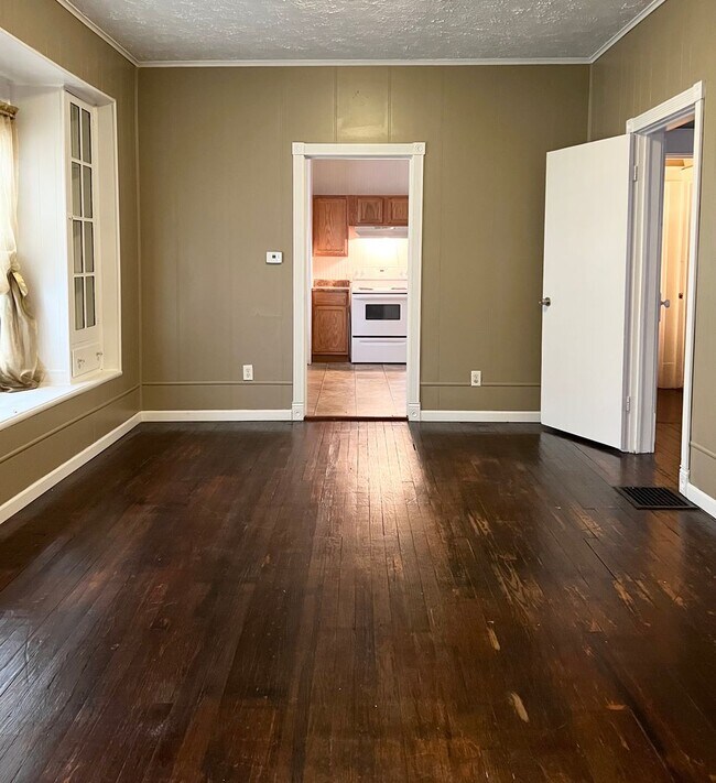 Foto del edificio - Charming 3-Bedroom Home with Garage & Fenced Yard!