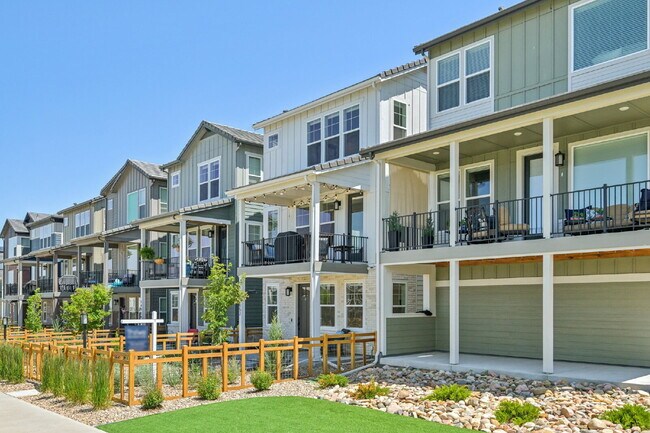 Building Photo - "Experience Spacious Comfort: 4-Bed, 3.5-Bath Retreat on Gladshine Drive!"