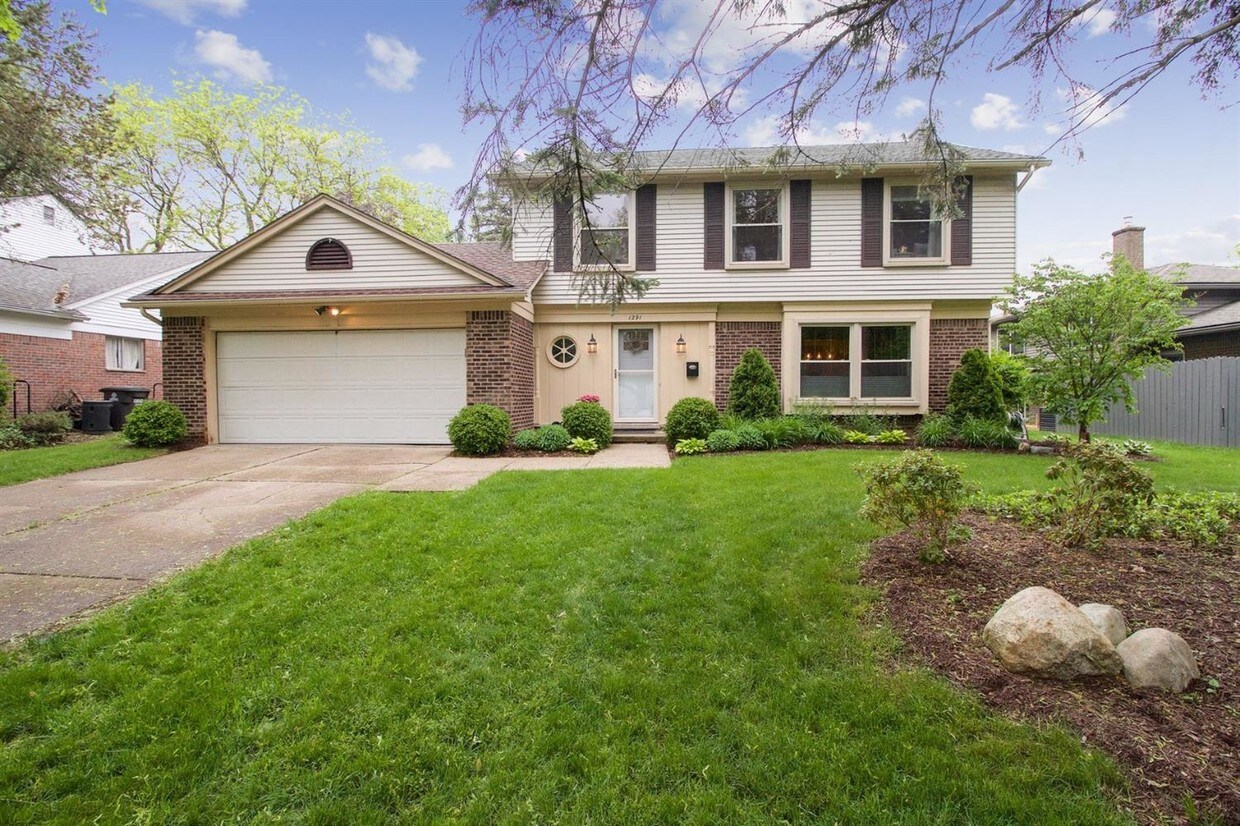 Foto principal - 1291 King George Blvd