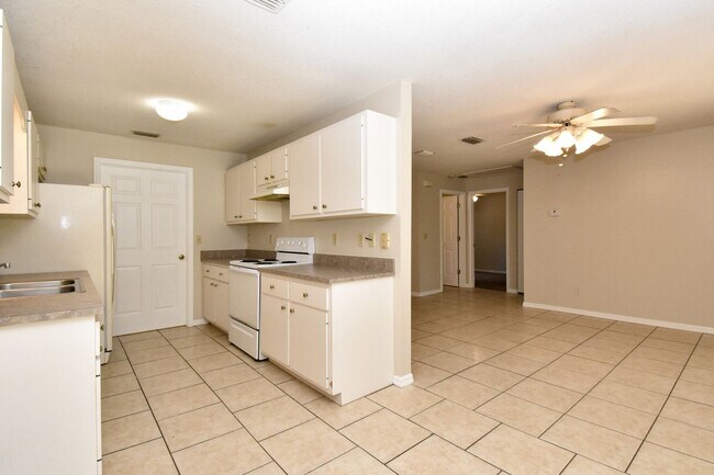 Foto del edificio - Spacious 3BR/2BA Corner Lot Home + Bonus Room in Silver Springs Shores – $1,650/Month