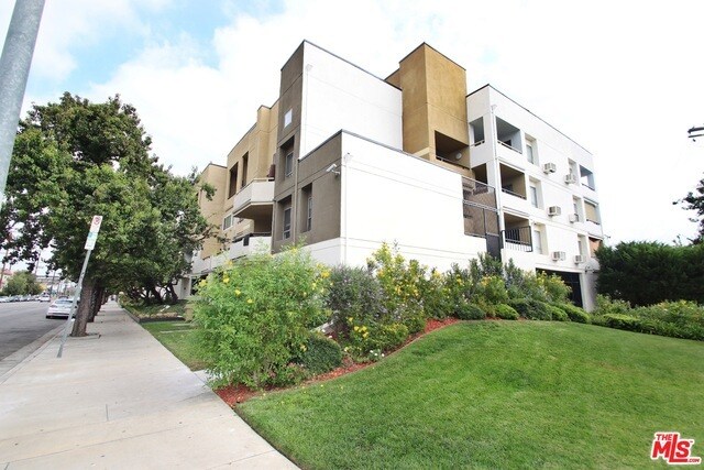 Foto del edificio - 16550 Vanowen St