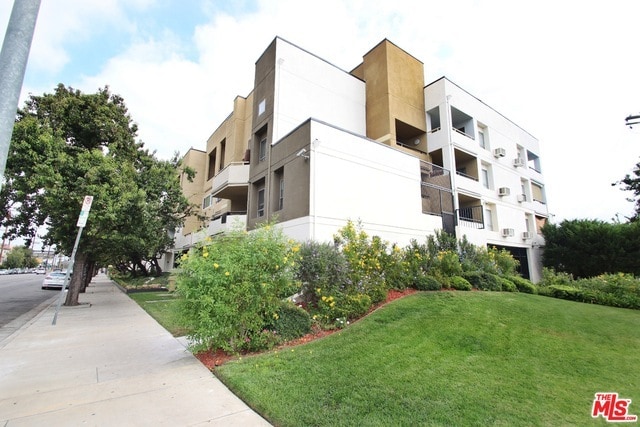Building Photo - 16550 Vanowen St