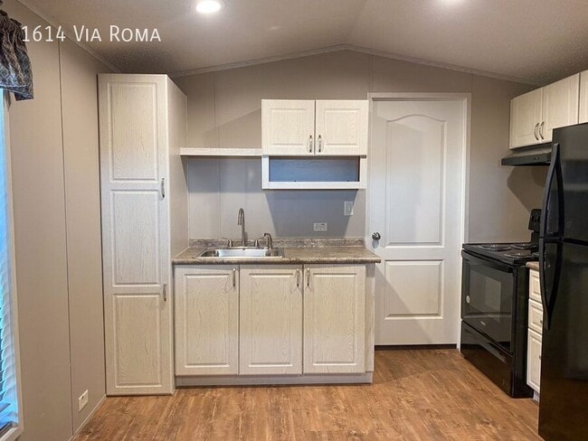 Photo - 1614 Via Roma Dr House