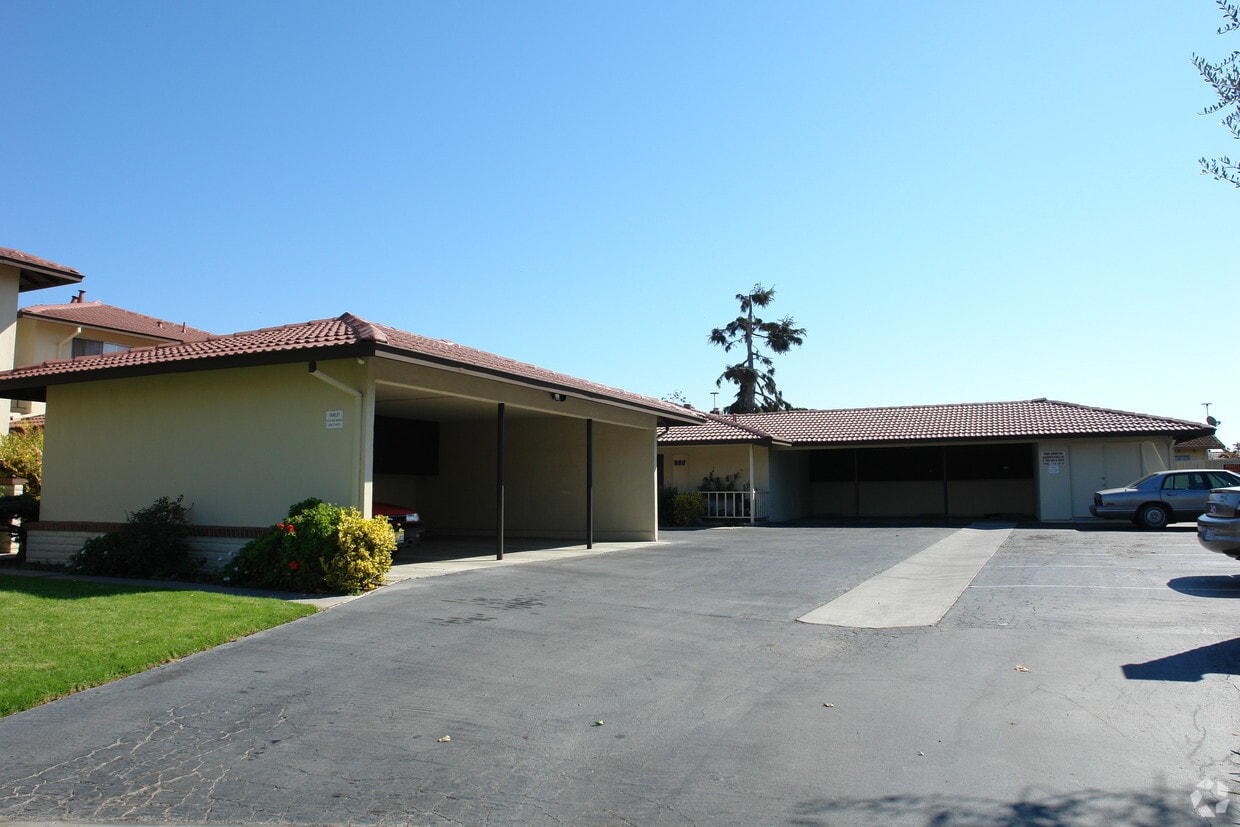 Building Photo - 500 Pico Blanco St