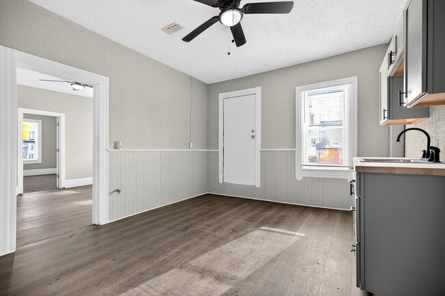 Foto del edificio - 3356 W 44th St