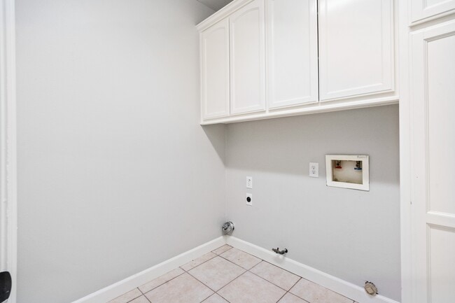 Building Photo - 687 Glenn View Ct