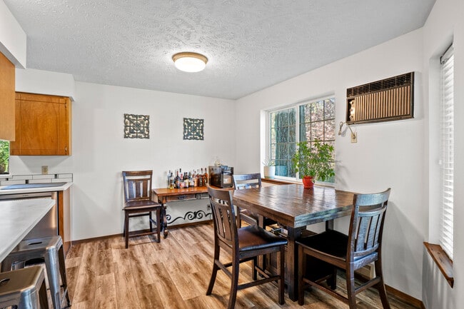 Dining room - 101 S Neyland Ave