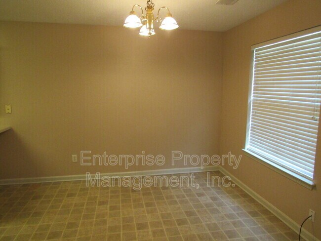 Foto del edificio - 9740 Riggin Dr