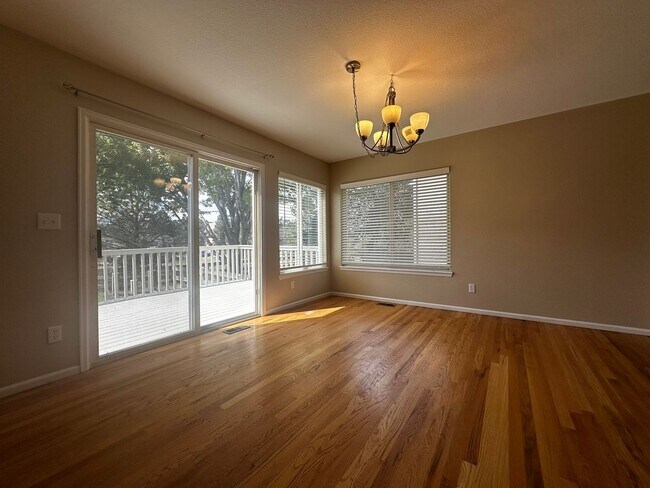 Foto del edificio - Large 2-story home with 3 bedrooms up plus loft!  Finished basement!