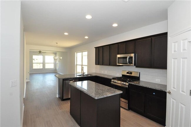 Building Photo - Great location in a quiet neighborhood! Pet Friendly!