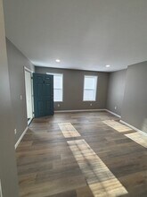 Building Photo - 1710 S River Rd