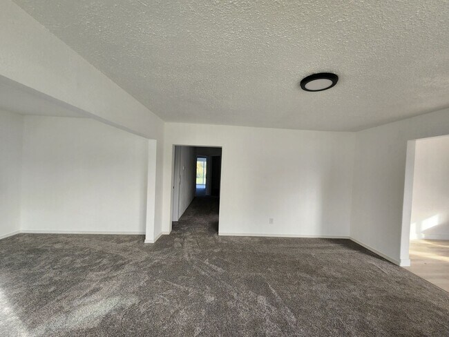 Building Photo - 3bedroom 2bath House