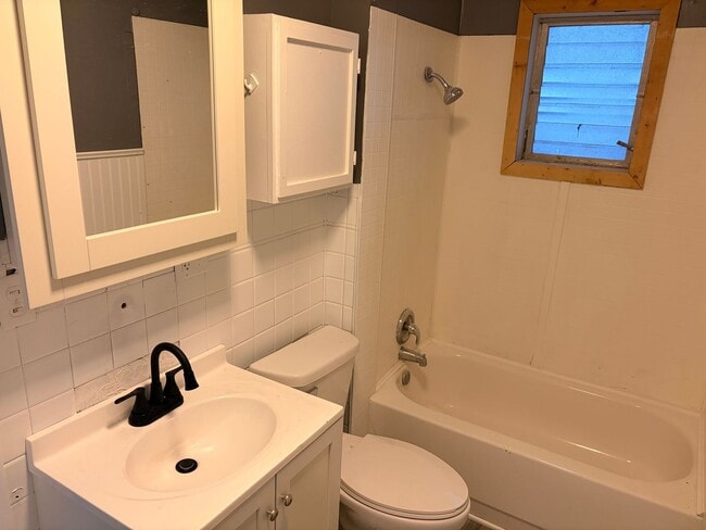 Building Photo - Charming 2-Bedroom Home with Garage and Covered Porch!