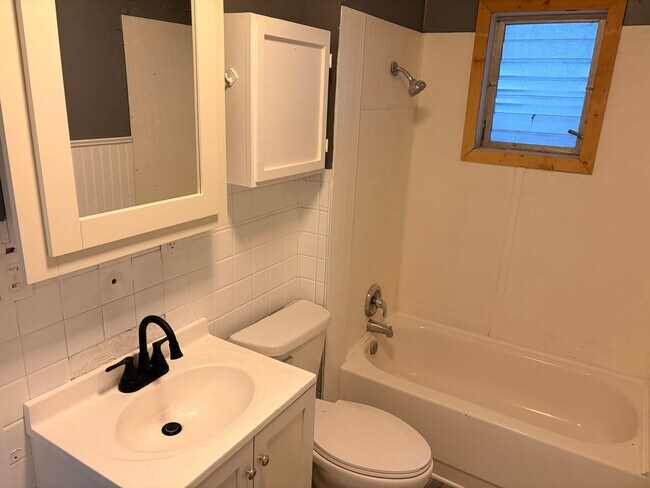 Foto del edificio - Charming 2-Bedroom Home with Garage and Covered Porch!