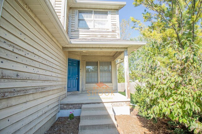 Foto del edificio - LARGE TOWNHOME CLOSE TO CAMPUS - LOTS OF S...