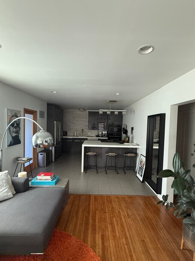 Foto del edificio - 4919 Klump Ave