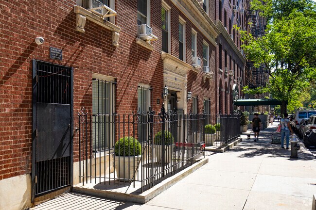 La acera de la entrada - 25 W 64th St